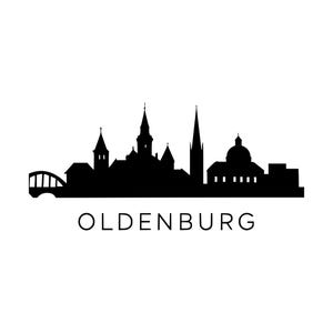 Könnte beinhalten: Eine schwarze Silhouette der Skyline von Oldenburg mit einer Brücke auf der linken Seite, verschiedenen Kirchtürmen, einem zentralen Turm und einem Kuppelbau auf der rechten Seite, darunter der Schriftzug OLDENBURG in schwarzen Großbuchstaben.