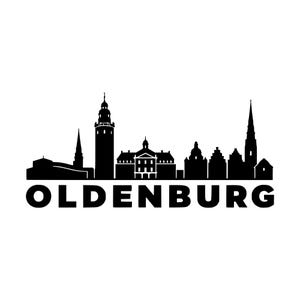 Op de afbeelding: Een zwarte grafische silhouet van de skyline van de stad Oldenburg met diverse architectonische structuren, waaronder een opvallende toren en een hoge spits, met het woord OLDENBURG in dikke, zwarte hoofdletters eronder weergegeven.