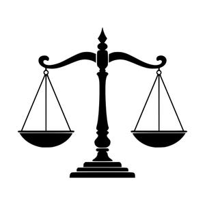 Puede incluir: Una silueta negra de una balanza equilibrada que presenta un soporte vertical central con una base decorativa, una barra horizontal y dos platos suspendidos por líneas finas a cada lado, un símbolo clásico de justicia y equidad.