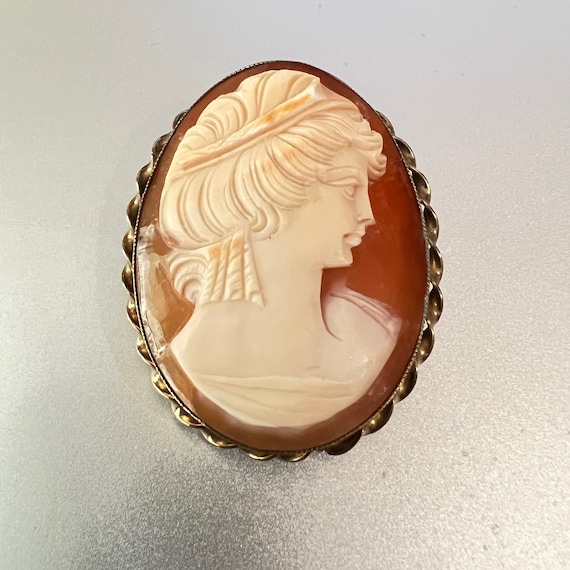 Vintage GOLD FILLED CAMEO Brooch Hand Carved Shel… - image 1