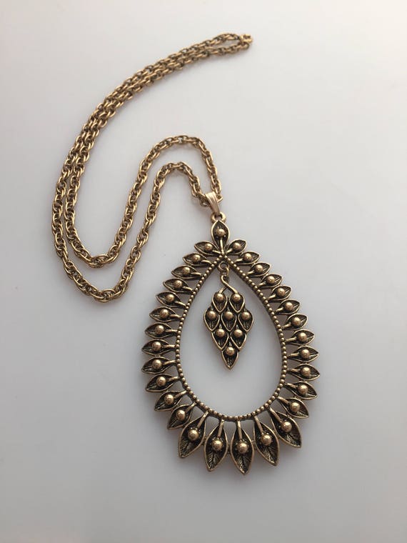 Vintage Sarah Coventry Pendant Necklace Signed Antique Goldtone Finish Large - Vintage Sarah Coventry Pendant Vintage Sarah Coventry Pendant Necklace Signed Antique Goldtone Finish Large - Vintage Sarah Coventry Pendant