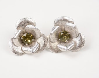 Pendientes vintage de clip con flor plateada y centro de piedra gris