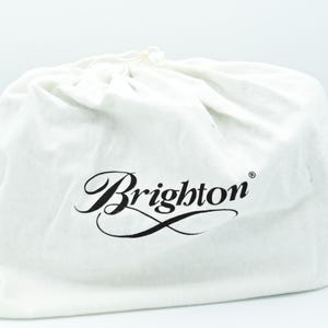 Puede incluir: Bolsa de polvo de algod&oacute;n blanco con letras negras que dicen "Brighton" con un s&iacute;mbolo de marca registrada.