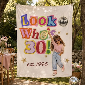 Op de afbeelding: Een grote rechthoekige witte stoffen banner met de kleurrijke tekst Look Who's 30! en est. 1996. Het ontwerp bevat een zilveren discobalafbeelding, gouden glittersterren en een geprinte afbeelding van een kind dat omhoog wijst.