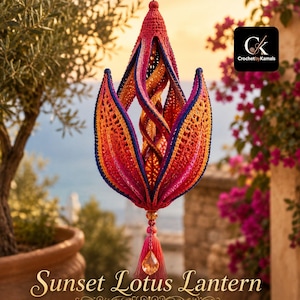 Peut inclure: Une lanterne lotus en crochet suspendue avec un design en spirale dans des tons orange, rouge et violet. La structure est surmontée d'un capuchon pointu et terminée en bas par un pompon rose et un pendentif en cristal transparent en forme de goutte.