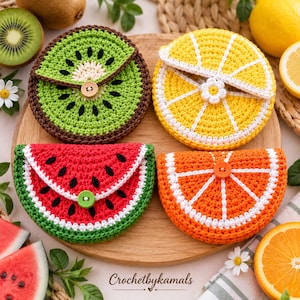 Peut inclure: Quatre pochettes rondes au crochet en forme de tranches de fruits : un kiwi vert avec une bordure brune, un citron jaune avec un bouton fleur blanc, une pastèque rouge avec des pépins noirs et un bouton vert, et une orange avec un bouton central.