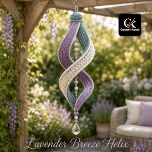 Può includere: Un ornamento a elica all'uncinetto sospeso con fasce intrecciate in filato color lavanda, verde acqua e crema. La struttura è appesa a un cappuccio superiore e presenta una fila centrale di perline che termina con un cristallo sfaccettato.