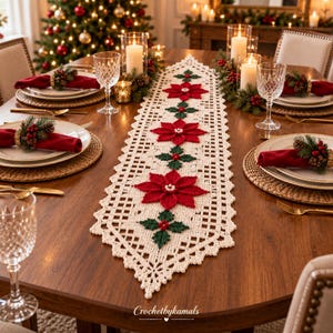 Può includere: Un runner da tavola all'uncinetto color crema con un motivo ripetuto di fiori di poinsettia rossi e foglie di agrifoglio verdi con perline bianche al centro. Il runner presenta un bordo geometrico traforato su un tavolo in legno.