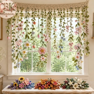 Peut inclure: Une cantonnière de fenêtre en crochet avec des vignes suspendues ornées de fleurs roses, blanches et bleues et de feuilles vertes. En dessous, trois arrangements floraux en crochet distincts incluant des tournesols, des feuilles d'automne et des poinsettias blancs.
