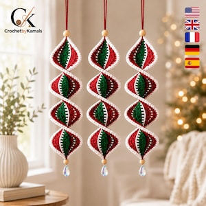 Puede incluir: Tres adornos colgantes en espiral hechos con hilo rojo, verde oscuro y blanco. Cada pieza presenta un diseño retorcido de varias capas con una cuenta de madera en la parte superior e inferior, rematada con un colgante de cristal transparente.