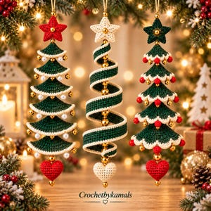 Peut inclure: Trois décorations de Noël en crochet à suspendre. À gauche, une étoile rouge, des étages verts à bordure blanche, des perles et un cœur rouge. Au centre, une spirale avec une étoile et un cœur blancs. À droite, une étoile verte, des perles rouges et un cœur rouge.