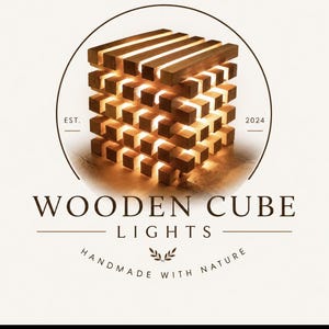 Könnte beinhalten: Eine würfelförmige Leuchte aus gestapelten Holzlatten mit Innenbeleuchtung. Der Logo-Text lautet WOODEN CUBE LIGHTS, EST. 2024 und HANDMADE WITH NATURE, mit einem kleinen Blattsymbol, das unter dem Text zentriert ist.