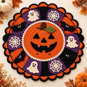 Schema per realizzare all'uncinetto una tovaglietta a forma di zucca, fantasma, pipistrello e ragnatela per Halloween (PDF da scaricare).
