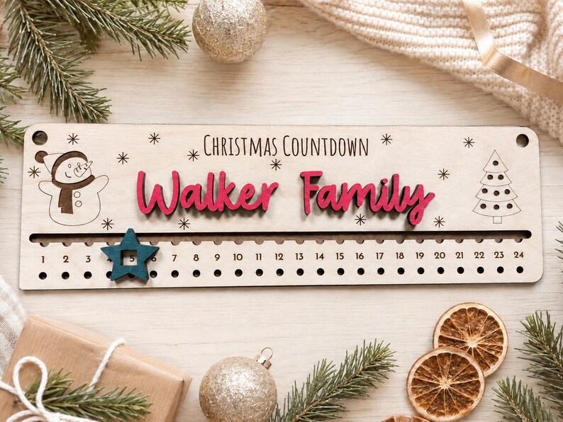 Pu&ograve; includere: Un cartello rettangolare in legno per il conto alla rovescia di Natale con il testo "CHRISTMAS COUNTDOWN" e "Walker Family" in lettere rosse in rilievo. Include un pupazzo di neve, un albero di Natale e una stella scorrevole color ottanio.