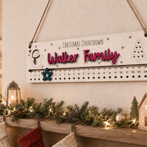 Pu&ograve; includere: Un cartello rettangolare in legno per il conto alla rovescia di Natale con corda di iuta. Presenta la scritta "Christmas Countdown" e "Walker Family" in rosso, un pupazzo di neve, un albero di Natale, i numeri da 1 a 24 e una stella blu.