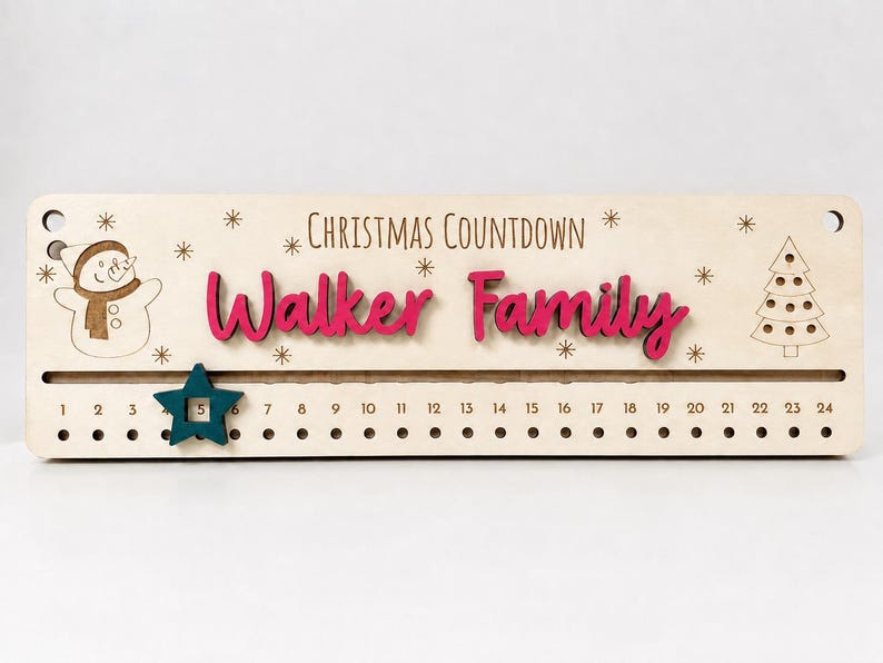 Pu&ograve; includere: Un cartello rettangolare in legno chiaro per il conto alla rovescia di Natale con il testo inciso "CHRISTMAS COUNTDOWN" e la scritta in rilievo rosa scuro "Walker Family". Include un pupazzo di neve, un albero di Natale e un segnaposto a stella color ottanio.