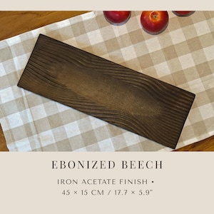 Op de afbeelding: Een rechthoekig dienblad van geëboniseerd beukenhout met een donkere afwerking en zichtbare houtnerf. Het dienblad meet 45 cm bij 15 cm. De tekst EBONIZED BEECH, IRON ACETATE FINISH en 45 x 15 CM / 17.7 x 5.9 inches is zichtbaar.