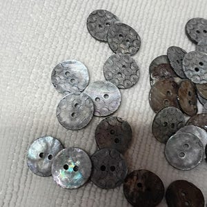 100 botones de concha gris grabada, de 2 agujeros y 1/2"