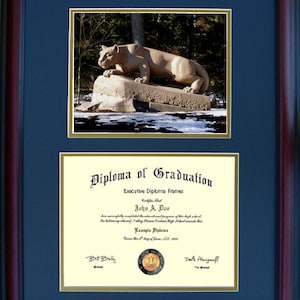 Pode incluir: Um diploma emoldurado com uma moldura dourada e um passe-partout azul. O diploma &eacute; para uma gradua&ccedil;&atilde;o da Example Diploma High School. O diploma &eacute; assinado pelo diretor e pelo presidente do conselho escolar. A moldura inclui uma foto de uma est&aacute;tua de le&atilde;o de pedra em frente a uma floresta nevada.