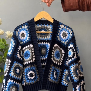 Cárdigan azul de ganchillo con cuadrados estilo abuela, suéter corto de patchwork con frente abierto