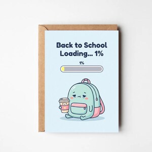 Op de afbeelding: Een lichtblauwe wenskaart met een vermoeide, antropomorfe mintgroene rugzak die een koffiebeker vasthoudt. De tekst luidt Back to School Loading... 1% boven een laadbalk die ook op 1% staat. De kaart zit in een bruine envelop.