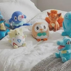 Premium Pokémon Plush Collection – Mjuka och Kawaii Gosedjur – Mew, Lucario, Togepi och fler – Perfekt Anime-present för barn och fans