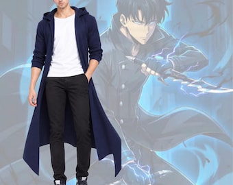 Può includere: Un cardigan blu navy a maniche lunghe con cappuccio indossato sopra una t-shirt bianca semplice e pantaloni neri. Il cardigan presenta un design aperto sul davanti con un orlo lungo e fluido che scende sotto la vita, abbinato a scarpe da ginnastica bianche e nere.