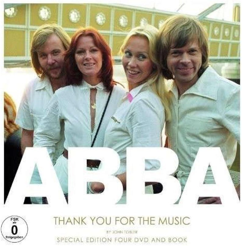 Op de afbeelding: De hoes van de ABBA Thank You For The Music special edition met vier dvd's en een boek toont een foto van de vier bandleden in witte overhemden. De naam ABBA staat in grote witte letters op de voorzijde, inclusief het FSK 0 logo.