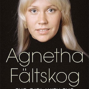 Könnte beinhalten: Ein Buchcover mit einem Porträt einer blonden Person mit blauen Augen, die einen schwarzen Rollkragenpullover trägt. Der Text lautet Agnetha Fältskog, The Girl With The Golden Hair und Daniel Ward in weißer und hellgelber Schrift auf schwarzem Grund.