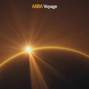 Op de afbeelding: Een vierkante albumhoes met een heldere, gloeiende zon die opkomt boven een donkere, gebogen horizonlijn. De tekst ABBA Voyage staat in het wit in het midden bovenaan gedrukt. De scène wordt gedomineerd door warme oranje en gouden lichtstralen.