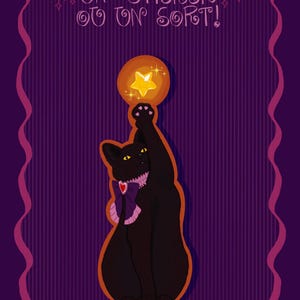 Peut inclure: Un autocollant représentant un chat noir tenant une orbe orange avec une étoile jaune à l'intérieur. Le chat porte un nœud papillon violet avec un cœur rouge et un col à volants rose. Le texte indique UN STICKER OU UN SORT! et KOKOMI en bas.