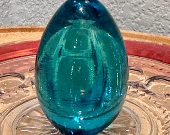 Vintage Briefbeschwerer in Ei-Form aus türkisfarbenem Kunstglas | Handgeblasene blaue Glasskulptur