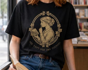 Camiseta Victorian Reader, "She Keeping Her Own Counsel" (Ela Guardava Seus Próprios Conselhos), algodão tingido em peça de tamanho grande.