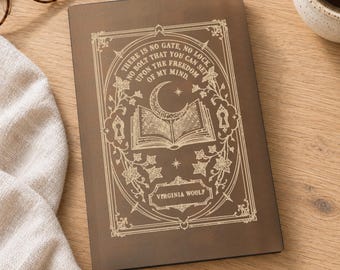 Diário de Virginia Woolf, em couro sintético gravado com estampa de livro iluminado pelo luar.