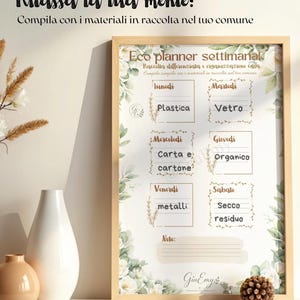Peut inclure: Un planificateur hebdomadaire de tri des déchets encadré en bois clair, orné de bordures florales et de texte italien pour les jours de la semaine et les catégories de déchets comme Plastica, Vetro, Carta e cartone, Organico, metalli et Secco residuo.