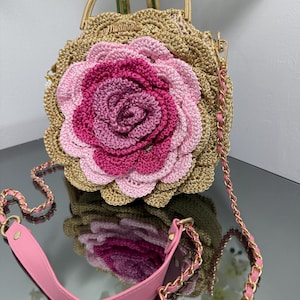 MarlenisCrochet Bolsa forma de rosa tejida a crochet.