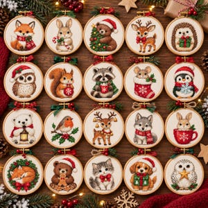 Op de afbeelding: Een collectie van twintig ronde borduurringen met kruissteekontwerpen van diverse dieren zoals vossen, beren, herten, uilen en konijnen, elk versierd met feestelijke kerstelementen zoals sjaals, cadeaus en ornamenten.