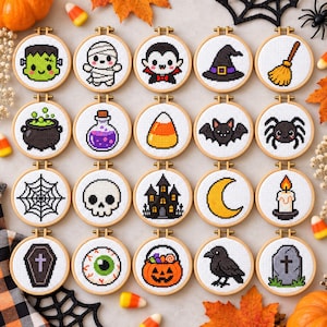 Può includere: Una collezione di venti telai da ricamo circolari in legno con disegni a punto croce in pixel art di icone di Halloween, tra cui un fantasma, un vampiro, un cappello da strega, una scopa, un calderone, una pozione, una caramella, un pipistrello, un ragno, una ragnatela, un teschio, una casa, una luna, una candela, una bara, un occhio, una zucca, un corvo e una lapide.