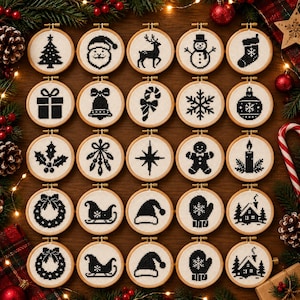 Op de afbeelding: Een verzameling van vijfentwintig ronde houten borduurringen, elk met een wit stoffen vierkant met een zwart kruissteekontwerp met diverse kersticonen zoals een kerstboom, de kerstman, een rendier, een sneeuwpop en een kerstsok.