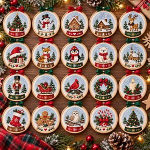 Puede incluir: Una colección de veinte adornos navideños circulares de punto de cruz en bastidores de madera, cada uno con un diseño festivo único como un muñeco de nieve, reno, cascanueces o árbol, con un lazo verde decorativo.