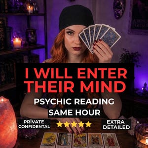 Może przedstawiać: Zestaw kart tarota z ciemnoniebieskim wzorem nieba na odwrocie, trzymanych w wachlarz. Tekst brzmi: I WILL ENTER THEIR MIND, PSYCHIC READING, SAME HOUR, PRIVATE CONFIDENTIAL, EXTRA DETAILED, z pięcioma żółtymi gwiazdkami.