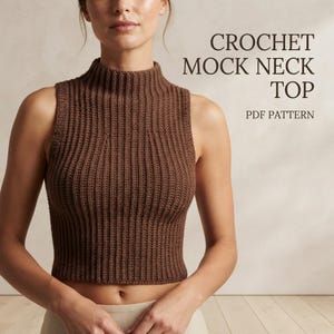 Puede incluir: Un top sin mangas de ganchillo en color marrón con cuello alto y textura acanalada vertical. El texto CROCHET MOCK NECK TOP PDF PATTERN está impreso en letras de color marrón oscuro a la derecha de la imagen, visible sobre el fondo neutro.