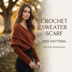 Op de afbeelding: Een roestkleurige gehaakte truisjaal met lange mouwen en een wikkelstijl aan de voorzijde. De tekst aan de rechterkant luidt CROCHET SWEATER SCARF PDF PATTERN INSTANT DOWNLOAD. Het kledingstuk heeft een gestructureerd breipatroon en geribbelde boorden.