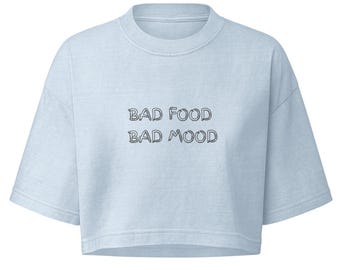 Camiseta corta con estampado "Bad Food Bad Mood", top corto holgado teñido en prenda, camiseta gráfica con lavado vintage.