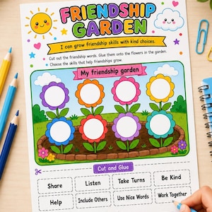 以下が含まれることがあります： 「Friendship Garden」と題されたカラフルな教育用アクティビティシート。8つの空白の花の中心部がある庭のイラストが描かれています。下部には、Share、Listen、Take Turns、Be Kind、Help、Include Others、Use Nice Words、Work Togetherといった友情を育むスキルが記載された切り貼りセクションがあります。
