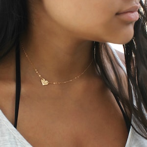 Collar con corazón relleno de oro de 14 k, collar con inicial personalizada descentrada, monograma, letra, etiqueta con corazón, estampado personalizado, personalizado, amor