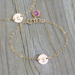 Pulsera de la niña pequeña, pulsera personalizada del niño llena de oro de 14k, círculo del disco inicial estampado personalizado & encanto de la piedra de nacimiento de Swarovski, niña de la flor