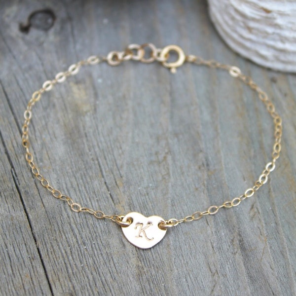 Bracelet enfant, bracelet petite fille, 14k or rempli minuscule étiquette de coeur initiale estampillée, monogramme personnalisé, lettre, bijoux pour enfants