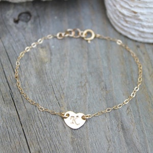 Pulsera de niño, pulsera de niña llena de oro de 14k, plata de ley, llena de oro rosa de 14k, pequeño disco inicial estampado monograma personalizado