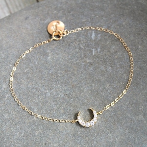 Bracelet lune, bracelet personnalisé rempli d’or 14k, croissant céleste de diamants zirconia cubiques, disque initial estampillé sur mesure, cadeau pour elle